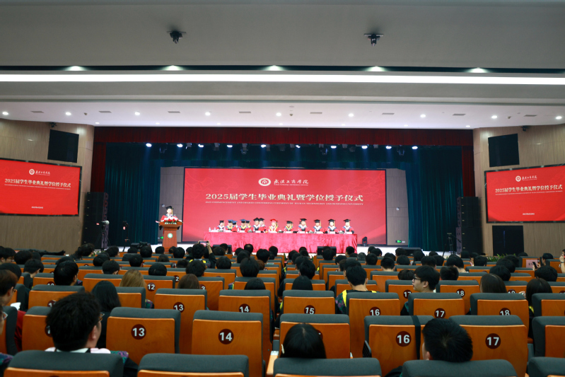 湖北日报微信公众号：湖北一校长公布手机号：3万条短信，全部回复！